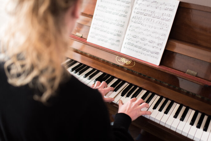 Soraya speelt piano