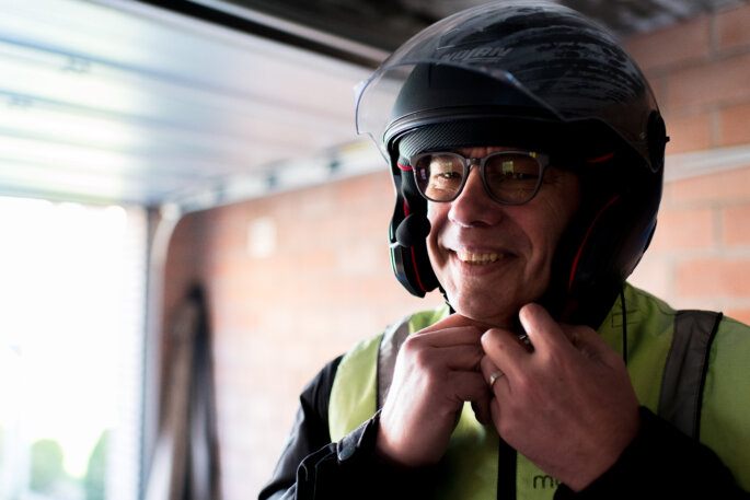 Frankie met motorhelm